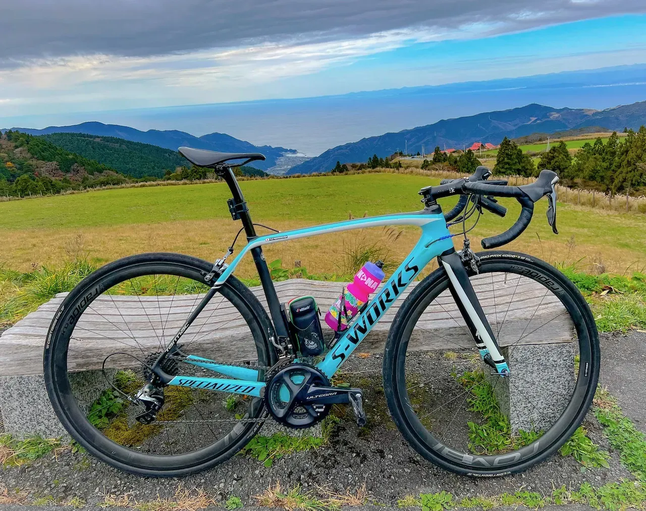 高原牧場からの海と山のパノラマ