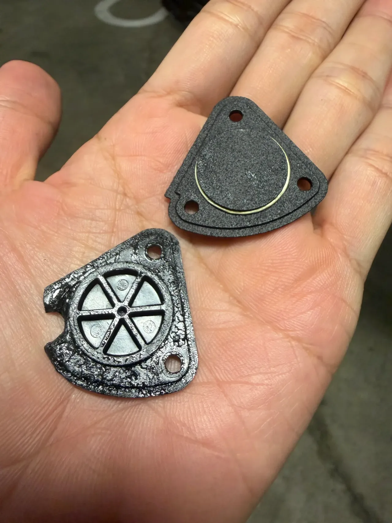 割れた純正の蓋(左)と、Oリングを移植した3Dプリント製の蓋(右)。純正はネジ穴の割れ以外にも全体的に傷んでいました