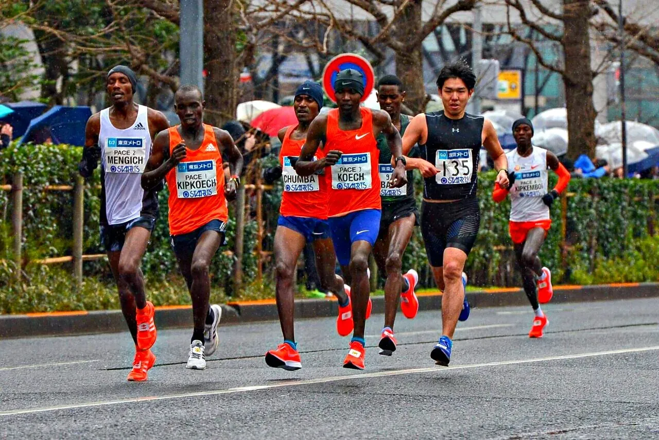 トップランナー集団を望遠で撮影