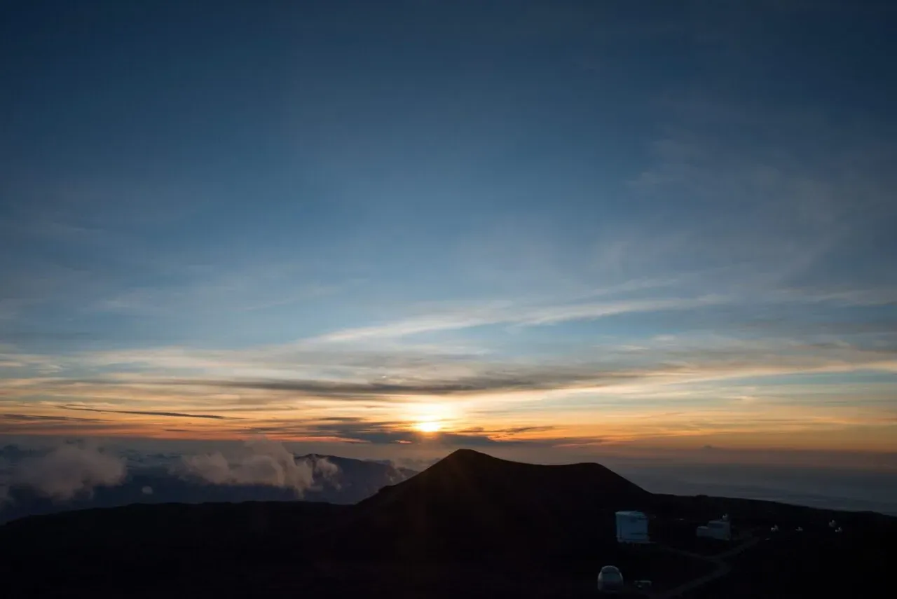 山頂から見る夕日と噴火口のシルエット