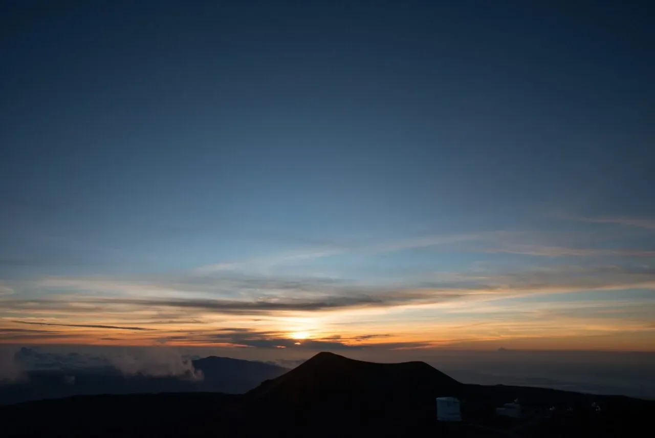 噴火口越しに沈む夕日