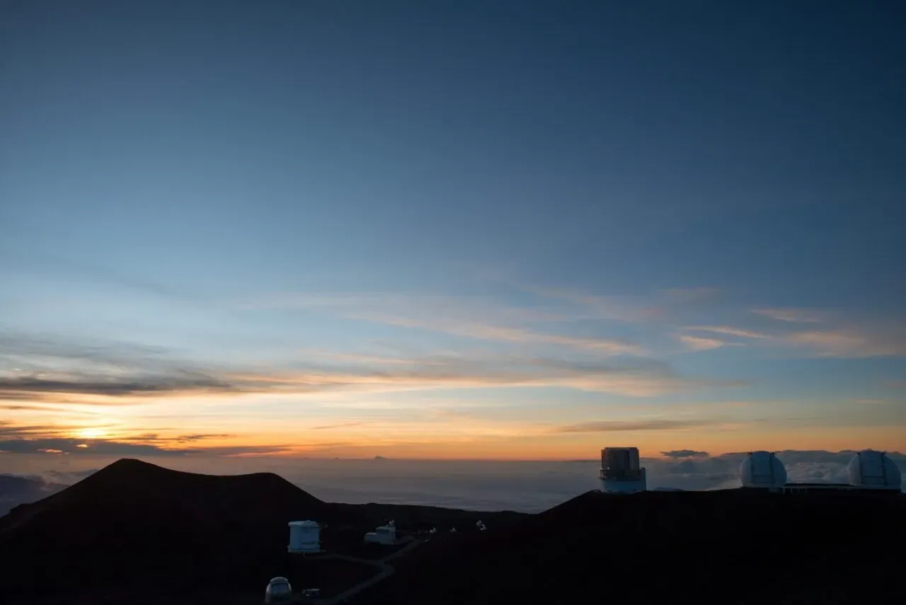 すばる望遠鏡と天文台群が夕焼けの雲海に浮かぶ