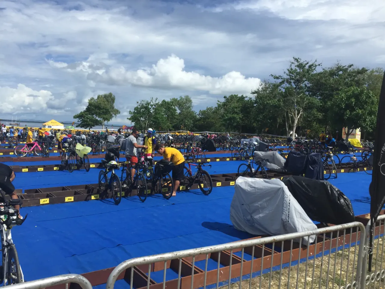 IRONMANロングディスタンスのトランジション。前日預託後にバイクカバーをかけて雨や朝露から守る運用も多い