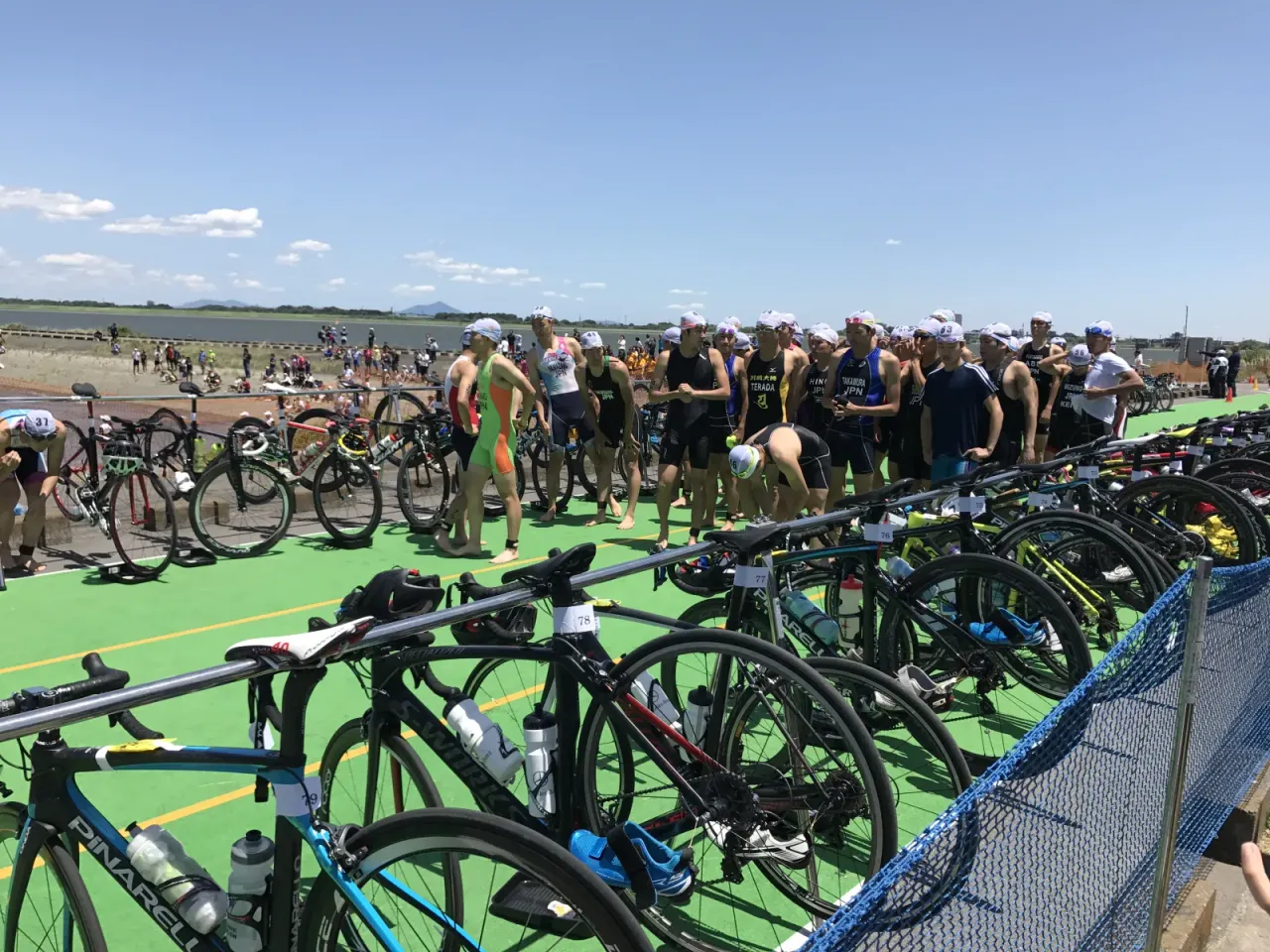 国内大会のT2エリア。選手がバイクをラックに戻し、ランシューズに履き替える瞬間。スムーズに靴を履けるかどうかが、ここでの数十秒を左右する