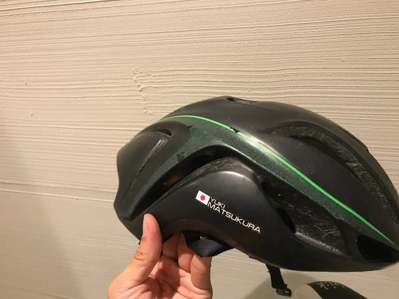 ヘルメットに貼った様子