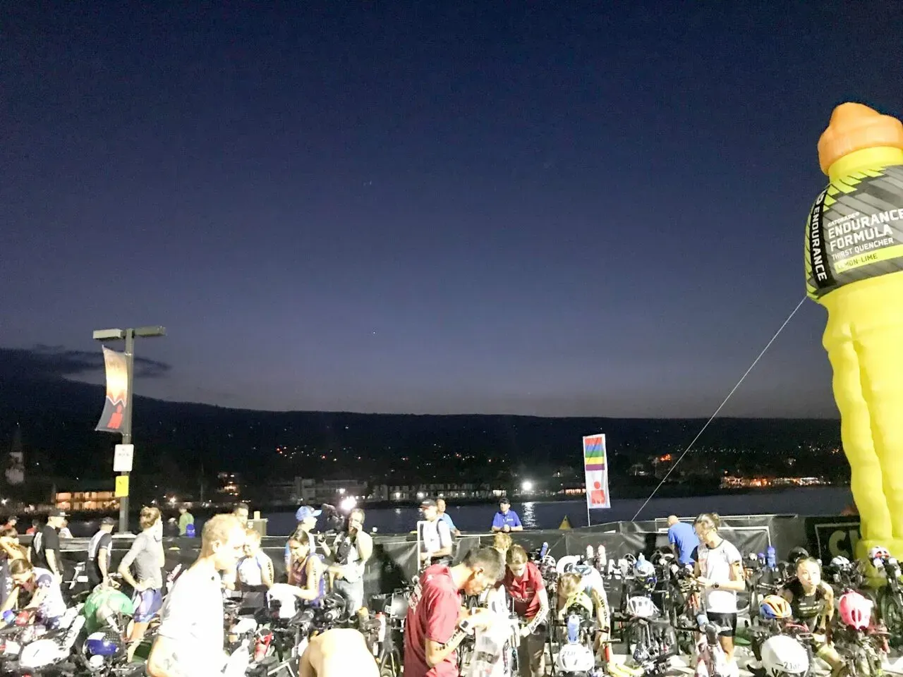 レース当日早朝のトランジションエリア