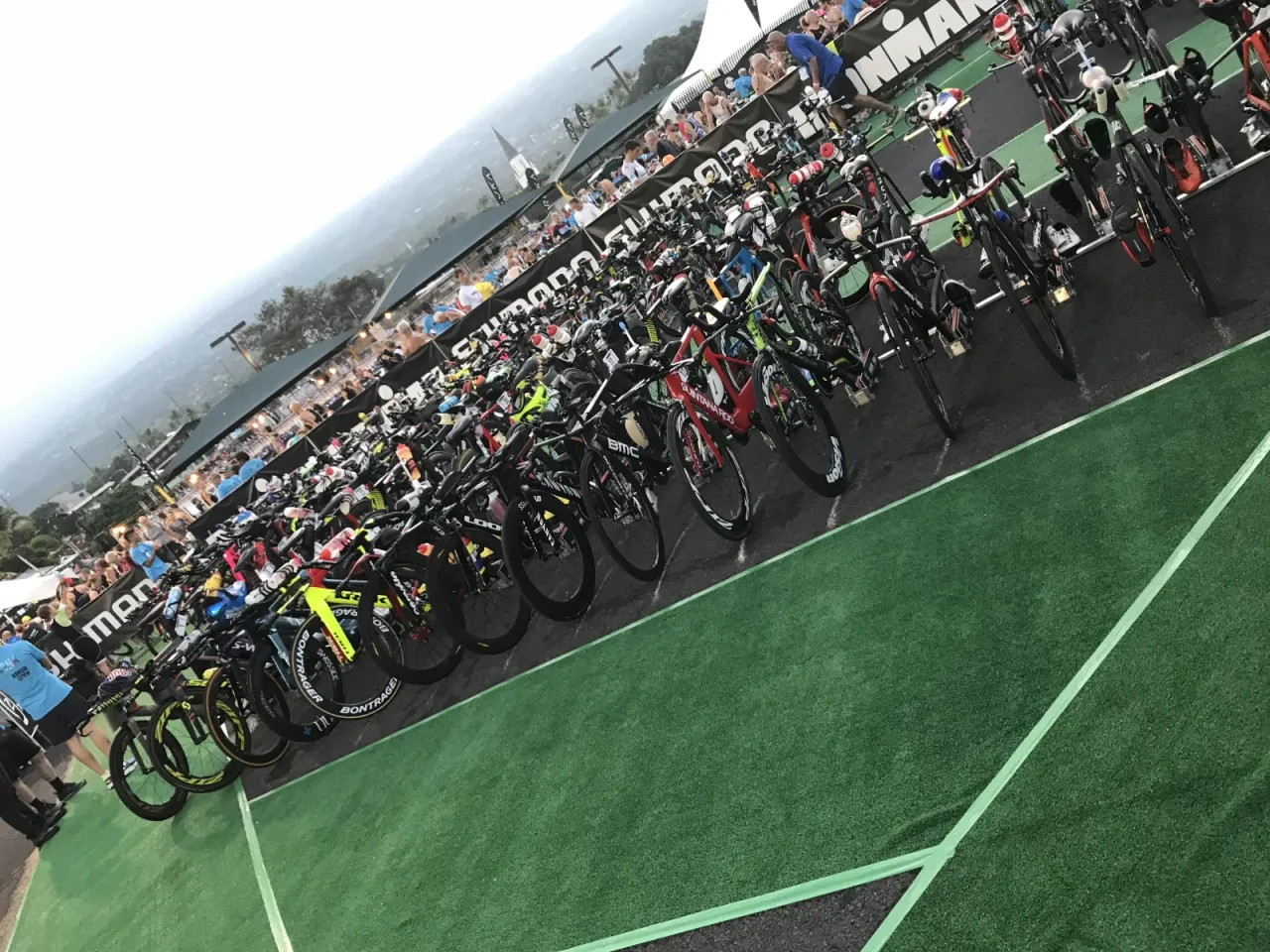 IRONMAN世界選手権コナのトランジションエリア。これだけのバイクの中から自分の1台を探し当てるのは、見た目以上に骨が折れる