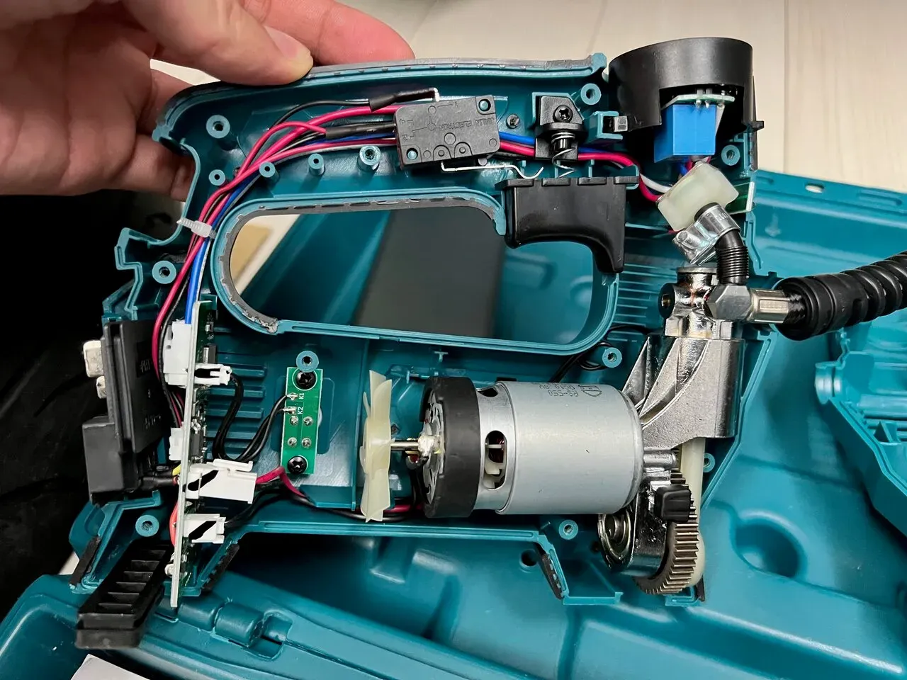 マキタの充電式空気入れを改造【ボタンを押さなくてOK】 - 画像2