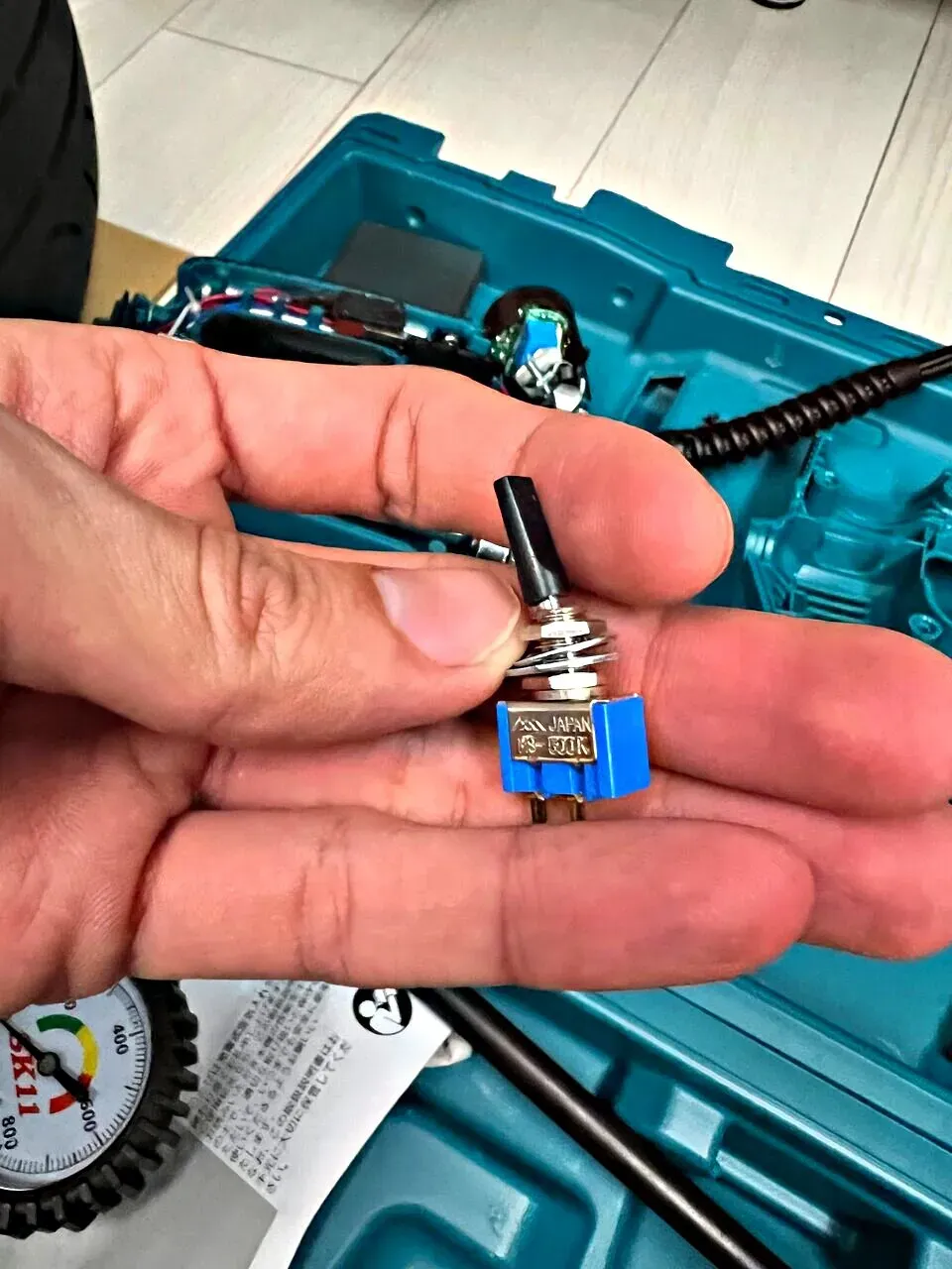 マキタの充電式空気入れを改造【ボタンを押さなくてOK】