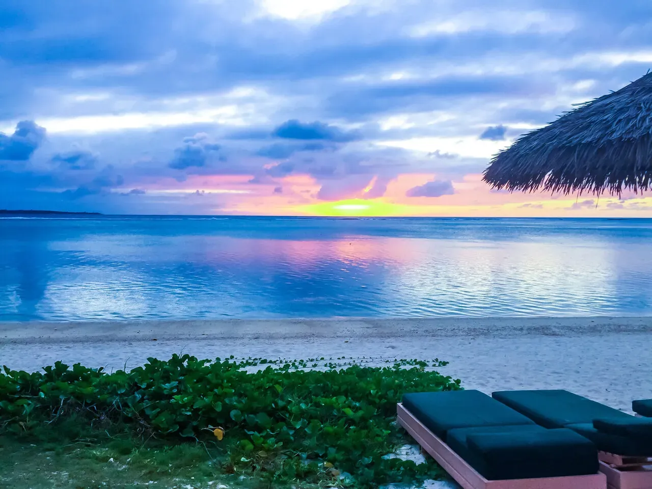 ビーチに沈む夕日が海面に反射する絶景