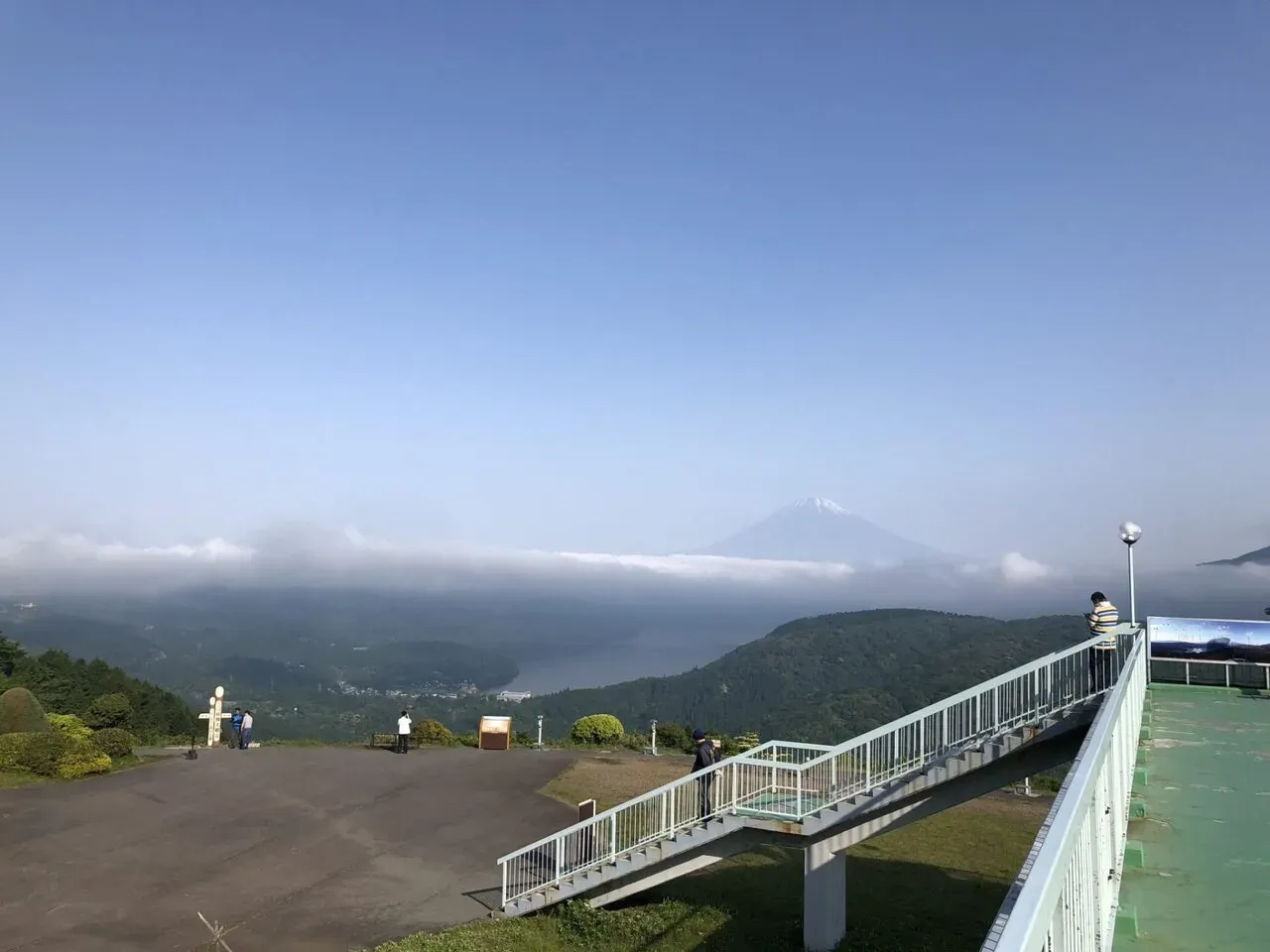 芦ノ湖越しに望む雪化粧の富士山