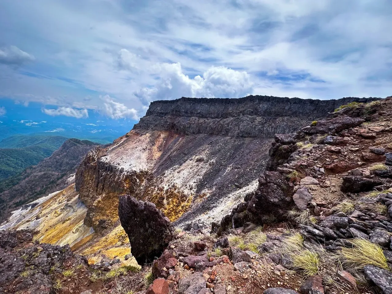 火口跡、色鮮やかな岩層と雲