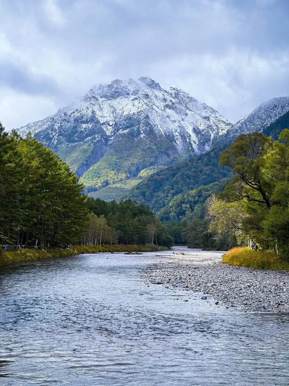 梓川の清流と雪化粧の明神岳