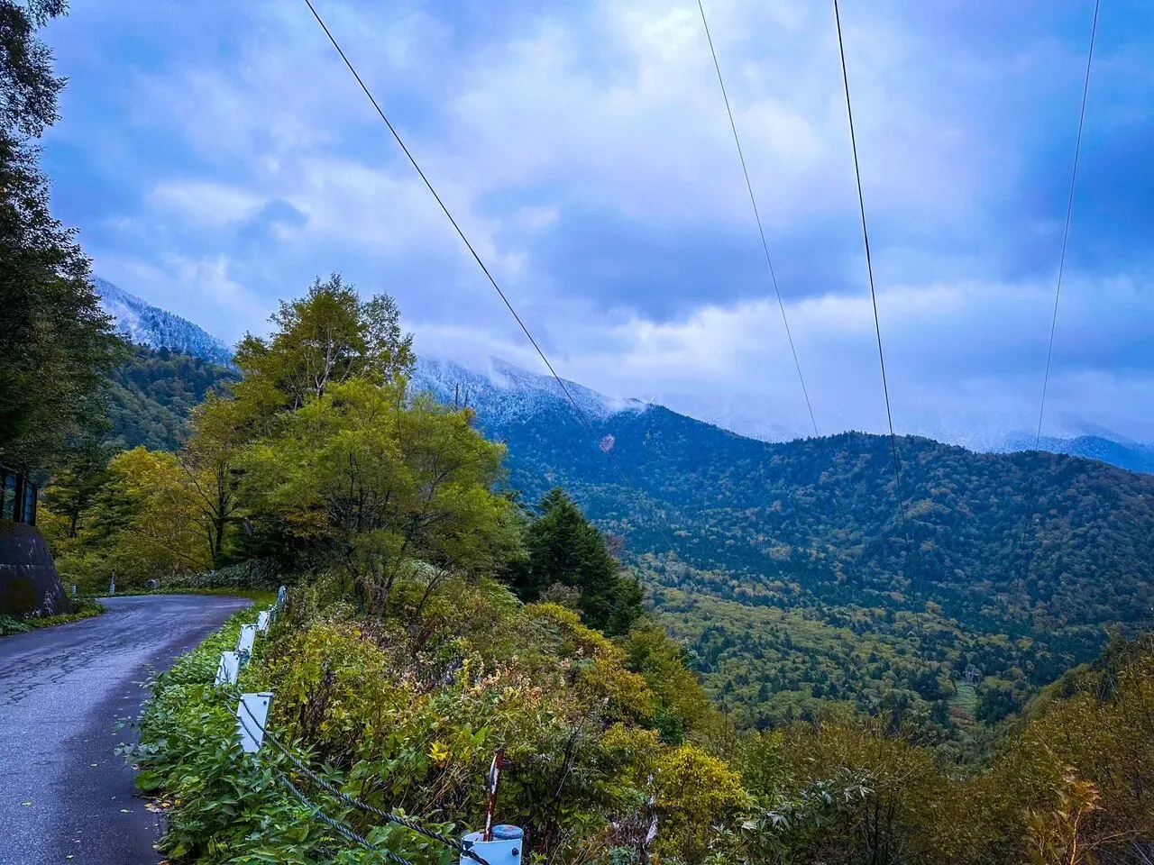 紅葉の始まった山道と雪を頂く北アルプス