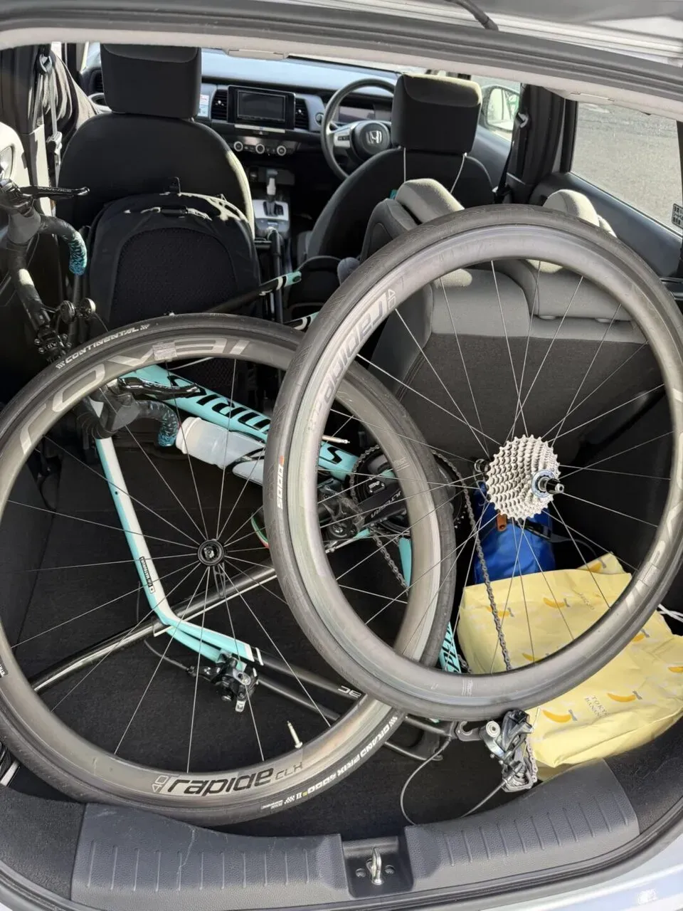 レンタカーに自転車を積み込んだ様子