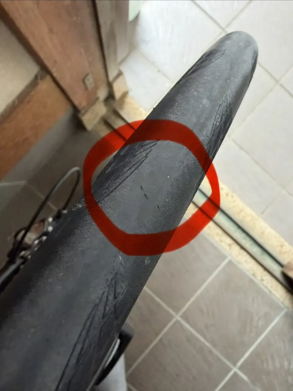 タイヤに刺さった跡