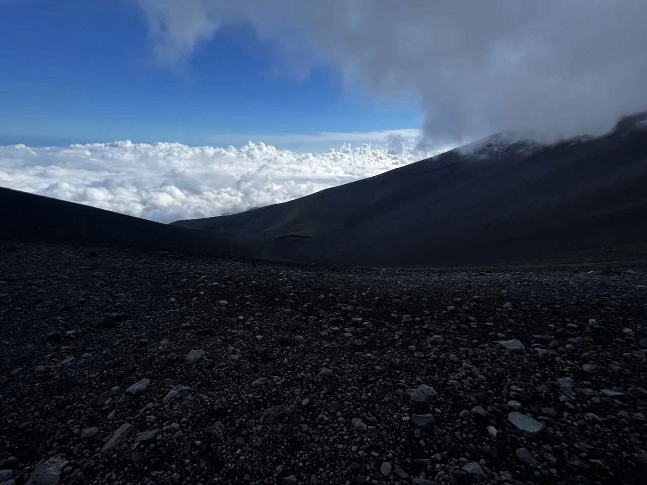 黒いスコリア斜面と雲海のコントラスト