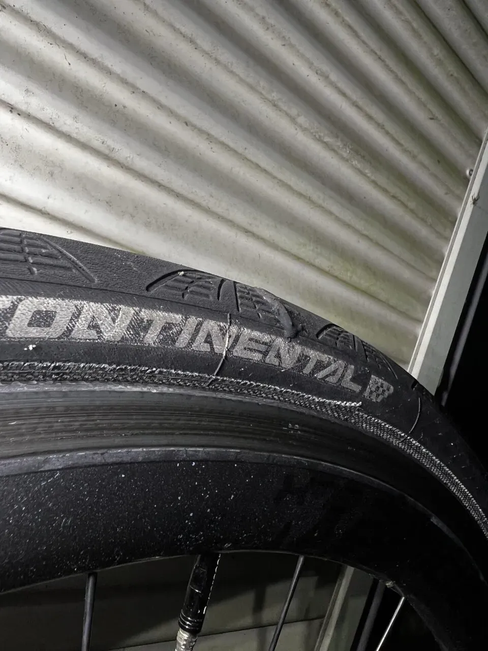 ロードバイクのタイヤに開いた穴を塞ぐ - 画像5