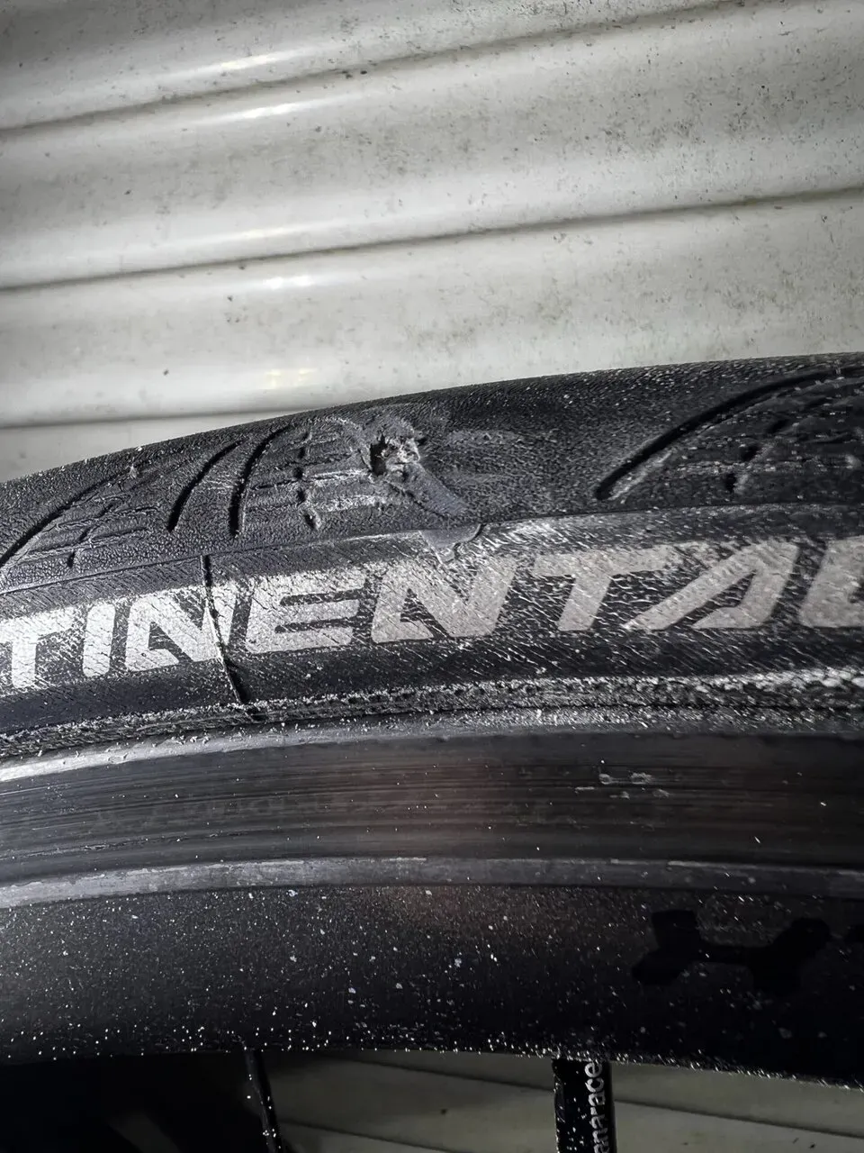 ロードバイクのタイヤに開いた穴を塞ぐ - 画像7