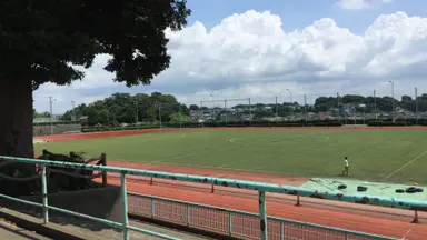 陸上トラックでトレーニングx2